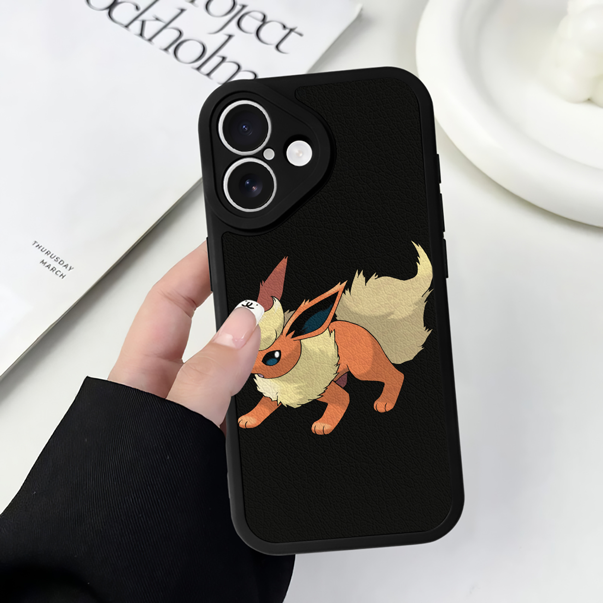 （画像用） ポケットモンスター Pokémon 【iPhone 16シリーズ対応】シリコンスマホケース（レザー調） 材質：シリコン